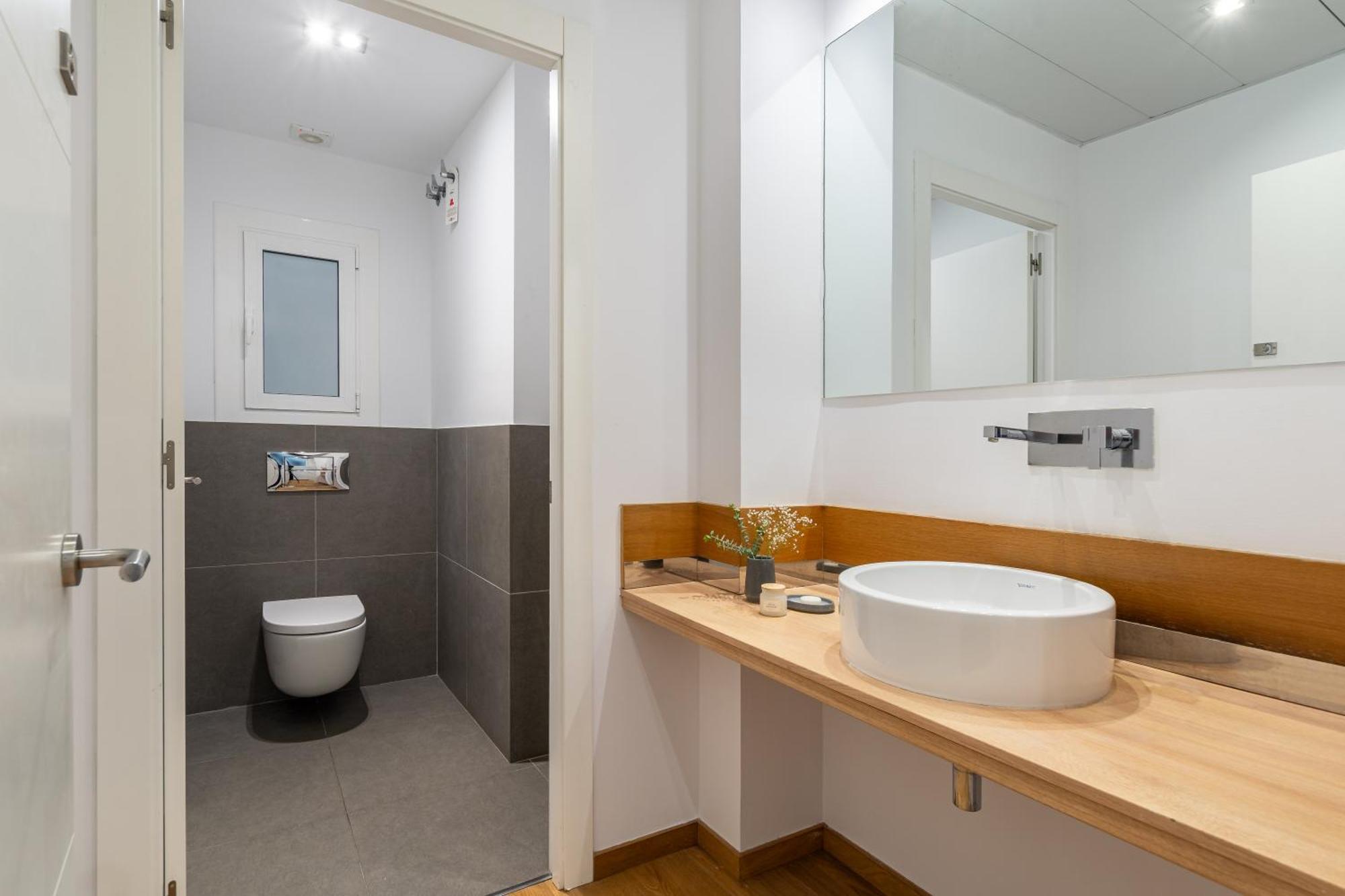 Deluxe Four-Bedroom Apartment